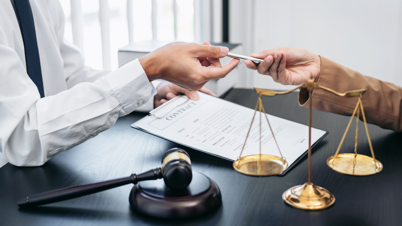 Keuntungan Menggunakan Jasa Lawyer (Pengacara)